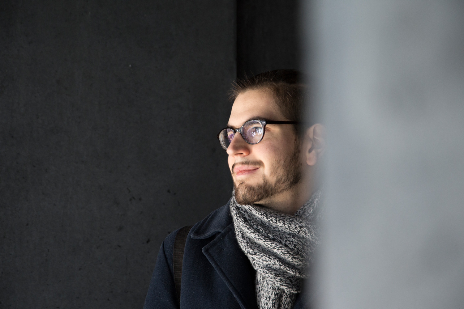 In der Harpa in Reykjavík starrt Florian Lehmuth nachdenklich in den leeren Raum, ein ominöses Lächeln auf seinen Lippen.